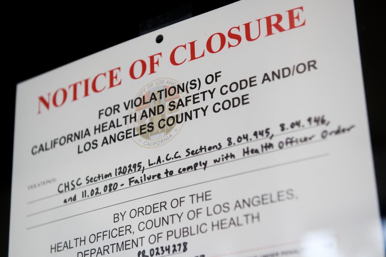 En retrospectiva, hace un año, transcurrieron casi tres meses desde la detección del primer contagio de covid-19 para que una orden de confinamiento se estableciera en el condado de Los Ángeles, siguiendo órdenes estatales.