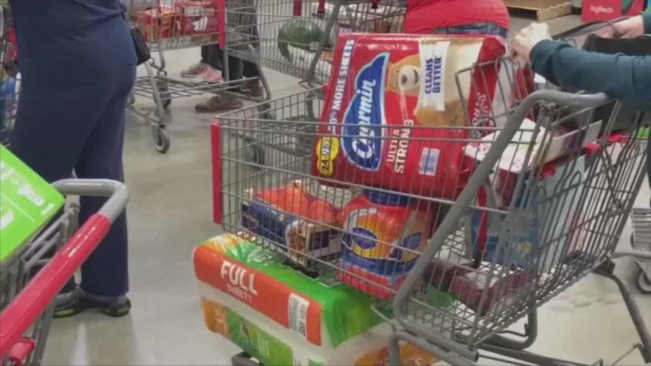 La oficina de la fiscal estatal de Miami, Katherine Fernández Rundle, informó el miércoles que están trabajando en conjunto con la fiscal de Florida, Ashley Moody, para enjuiciar a quienes están llevando a cabo subidas ilegales de precios, en medio de la crisis del coronavirus. 
<br>