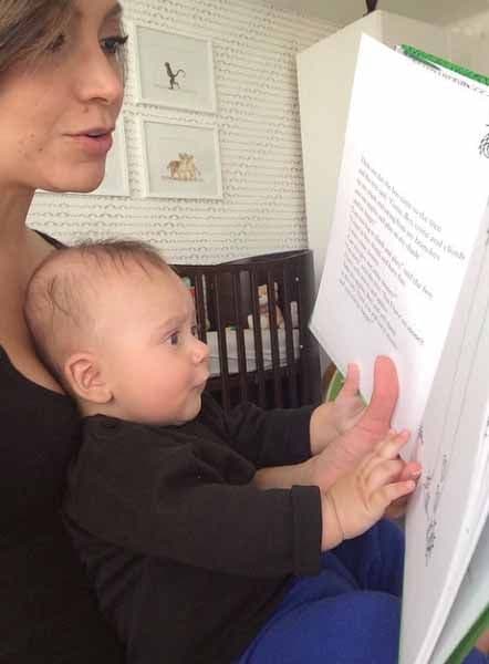 A Satcha le encanta leerle a su baby Bruce.