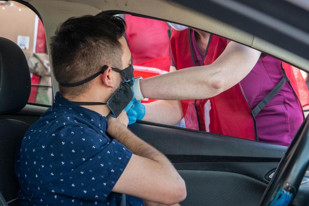 Anuncian disponibilidad de vacunas contra el coronavirus en Arizona para miles de personas