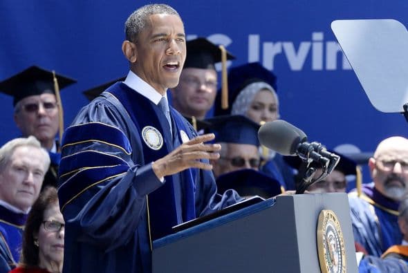 Vestido de birrete, habló ante los presentes.