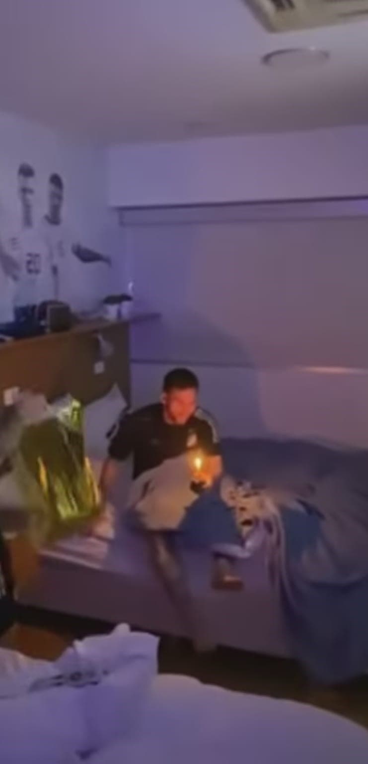 Las felicitaciones no paran para el astro del futbol argentino y referente del Club Barcelona, hoy cumple 32 años Lionel Messi y así lo felicitaron en las redes.