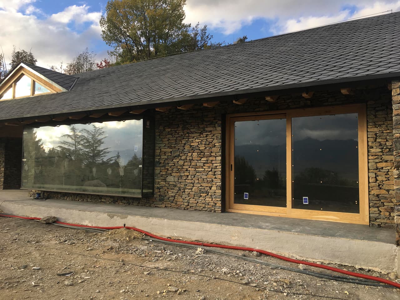 La casa que aún se encuentra en construcción cuenta con los mejores materiales.