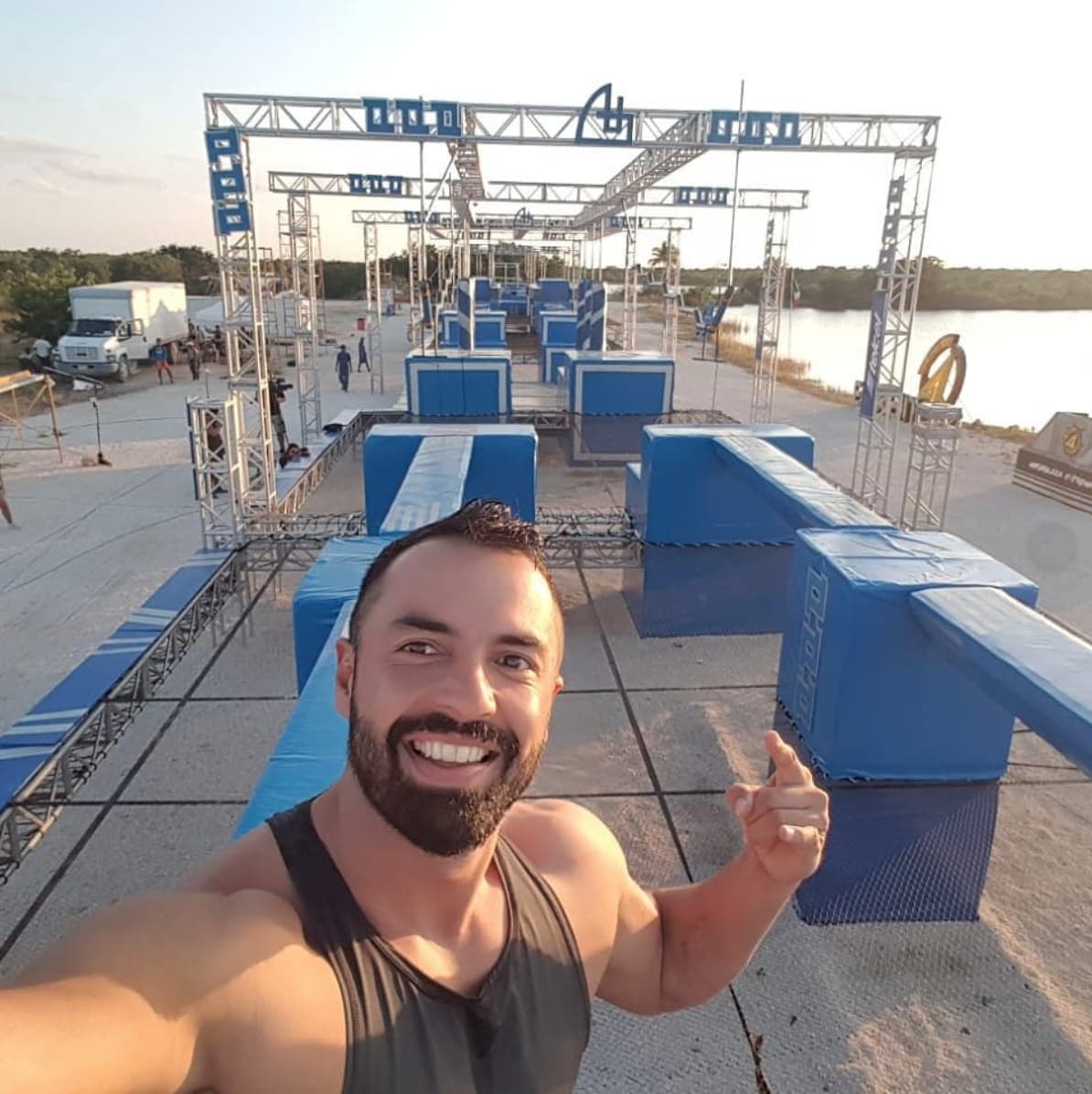 Corral es un experto del acondicionamiento físico que ha entrenado a celebridades mexicanas. Además ya ha estado en el lugar de los integrantes de su equipo.