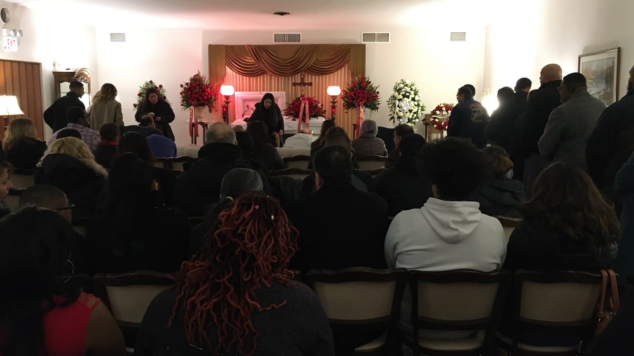 <a href="https://www.univision.com/local/chicago-wgbo/el-nunca-tuvo-problemas-con-nadie-familiares-de-frank-aguilar-enfermero-asesinado-en-la-villita-hablan">Frank Aguilar</a>, murió el pasado 12 de noviembre. Este jueves 21 del mismo mes, sus allegados y seres queridos, se despiden del enfermero de 32 años.