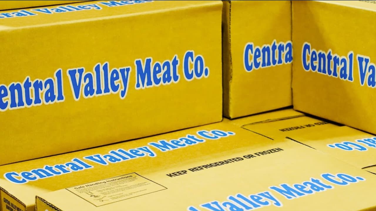 <b>La procesadora de carne Central Valley Meat de Hanford, fue multada con $50,000 </b>por no implementar un Programa escrito de prevención de lesiones y enfermedades que incluía el uso de cubiertas faciales y capacitación a los empleados sobre el uso, remoción, limpieza y reemplazo de máscaras faciales.