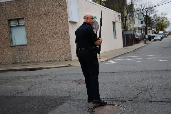 La policía confirmó vía Twitter, la detención del segundo sospechoso de los atentados del pasado lunes en el maratón de Boston (EE.UU.) y que había sido acorralado en el barrio de Watertown. "CAPTURADO!!! La caza se ha acabado. La búsqueda ha terminado. Se acabó el terror. Y la justicia ha ganado. El sospechoso está bajo custodia", se lee en el tuit de la policía de Boston. A lo largo de toda la jornada un extraordinario despliegue policial había perseguido a Dzhokhar Tsarnaev, un joven de 19 años de origen chechén, presunto coautor de los atentados. Según el diario Boston Globe, Tsarnaev fue capturado después de un tiroteo en el que resultó herido, por lo que está siendo trasladado al Hospital Mount Auburn de Cambridge. Un oficial le dijo al diario que el joven, de 19 años, se encuentra consciente. La noticia de su captura fue acogida con aplausos por el público que salió de sus casas.