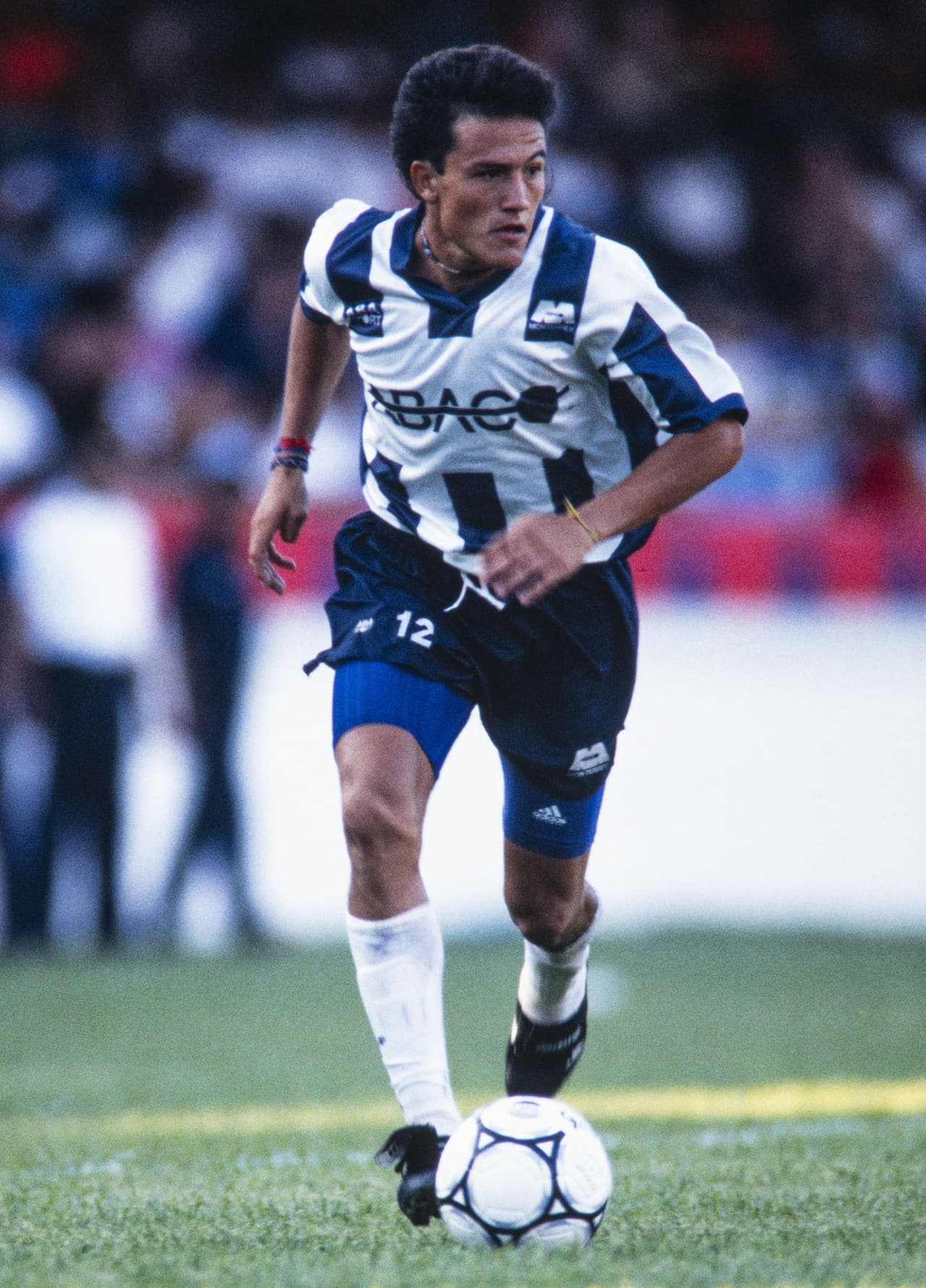 Antes de saltar a los ojos del mundo, jugó dos años en los Rayados de Monterrey.