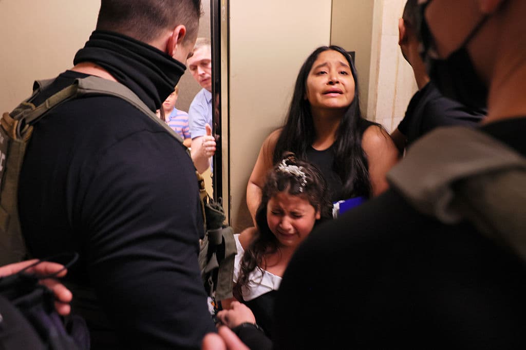 El 30 de junio de 2025, agentes de ICE intentan detener a un individuo, que luego es liberado, al salir del Jacob K. Javitz Federal Building en Nueva York. Según UC Berkeley, las detenciones han crecido en 38 estados, afectando a quienes asisten a citas judiciales. (Foto por Michael M. Santiago/Getty Images)
<br>