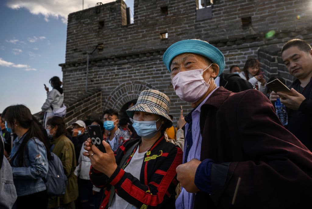 Sitios históricos y turísticos en China, como la Gran Muralla, vivieron verdaderos embotellamientos este fin de semana, con todas las entradas vendidas, ya que los aforos siguen estando reducidos al 75% por las restricciones frente al coronavirus.
