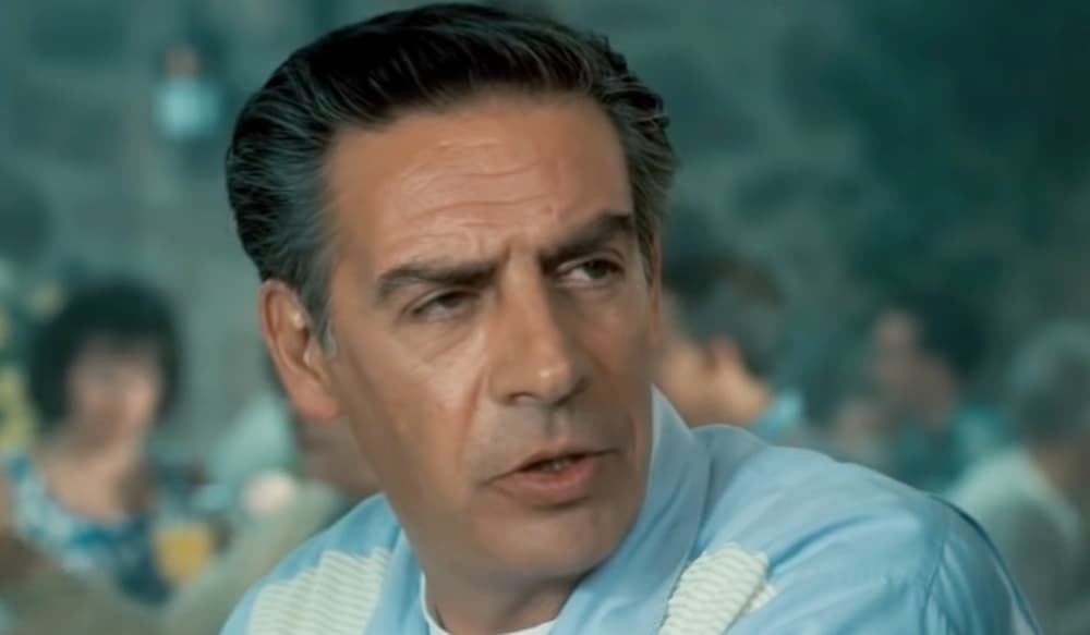 <b>Jerry Orbach - Jake Houseman </b>
<br>El doctor Jake Houseman cuidó de Penny después de que se sometió a un aborto. Si bien era un hombre honesto que cuidaba de sus hijas, no confiaba en Johnny Castle, tal y como se lo hizo saber.