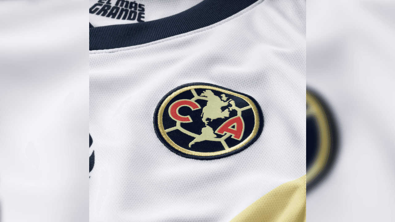 El escudo no cambia, fiel a su tradición, es de los aspectos que no varían a pesar de los cambios en los diseños y colores.