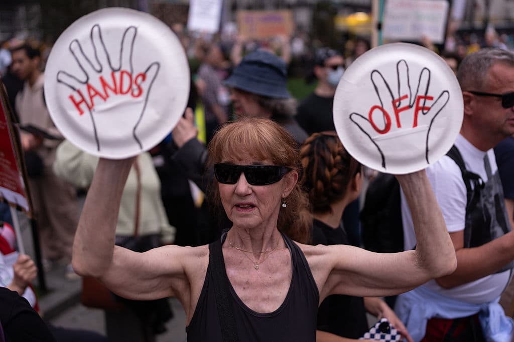 <b>Resistencia inspirada en la Revolución Americana</b>: Activistas en Washington se reúnen para conmemorar el inicio de la Guerra de Independencia, utilizando la figura del “tiro que se oyó en todo el mundo” como símbolo de la lucha por la libertad frente a la opresión. "Manos fuera" (Hands Off) es el lema con el que miles de manifestantes han salido a la calle para protestar contra Trump.