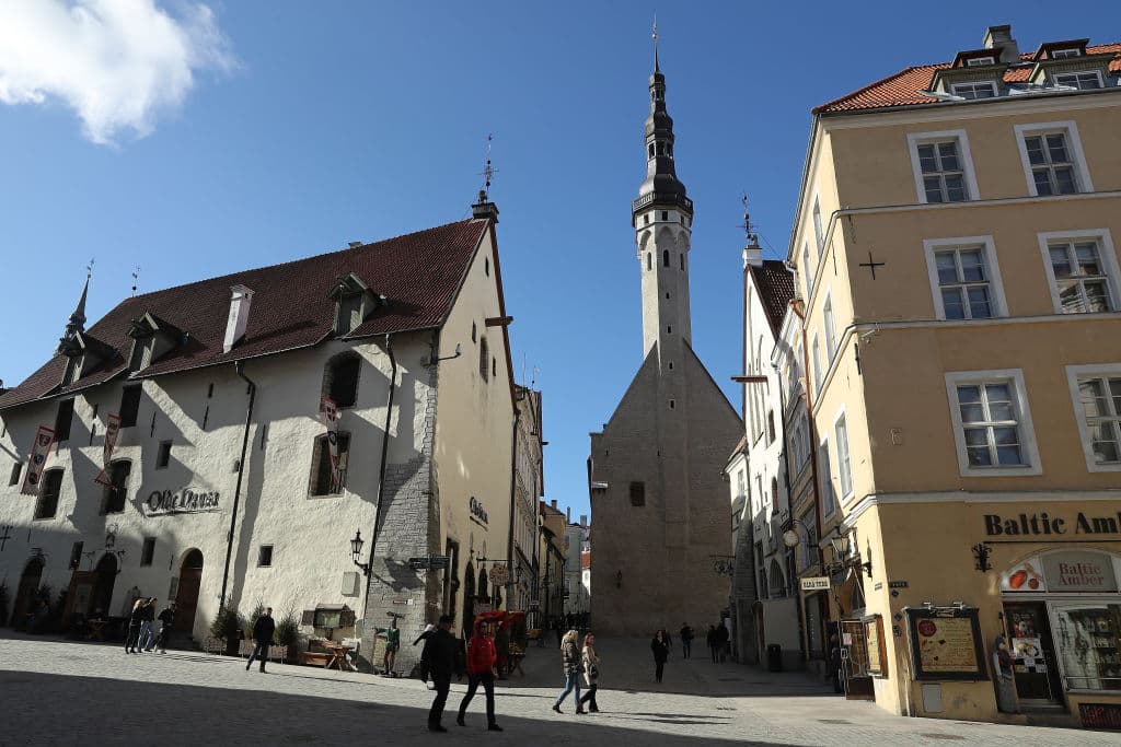 Puesto 11. 179 países aceptan el pasaporte de
<b>Estonia</b> sin necesidad de solicitar una visa. En la imagen gente pasa junto al Ayuntamiento de Tallinn. Hoy la ciudad es Patrimonio de la Humanidad de la UNESCO.