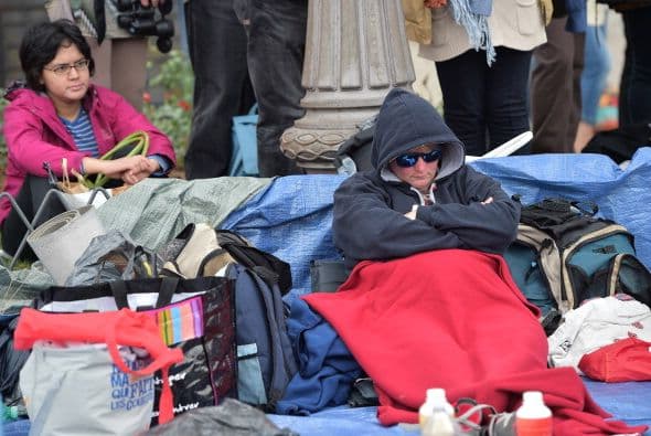 O sentados en la calle.