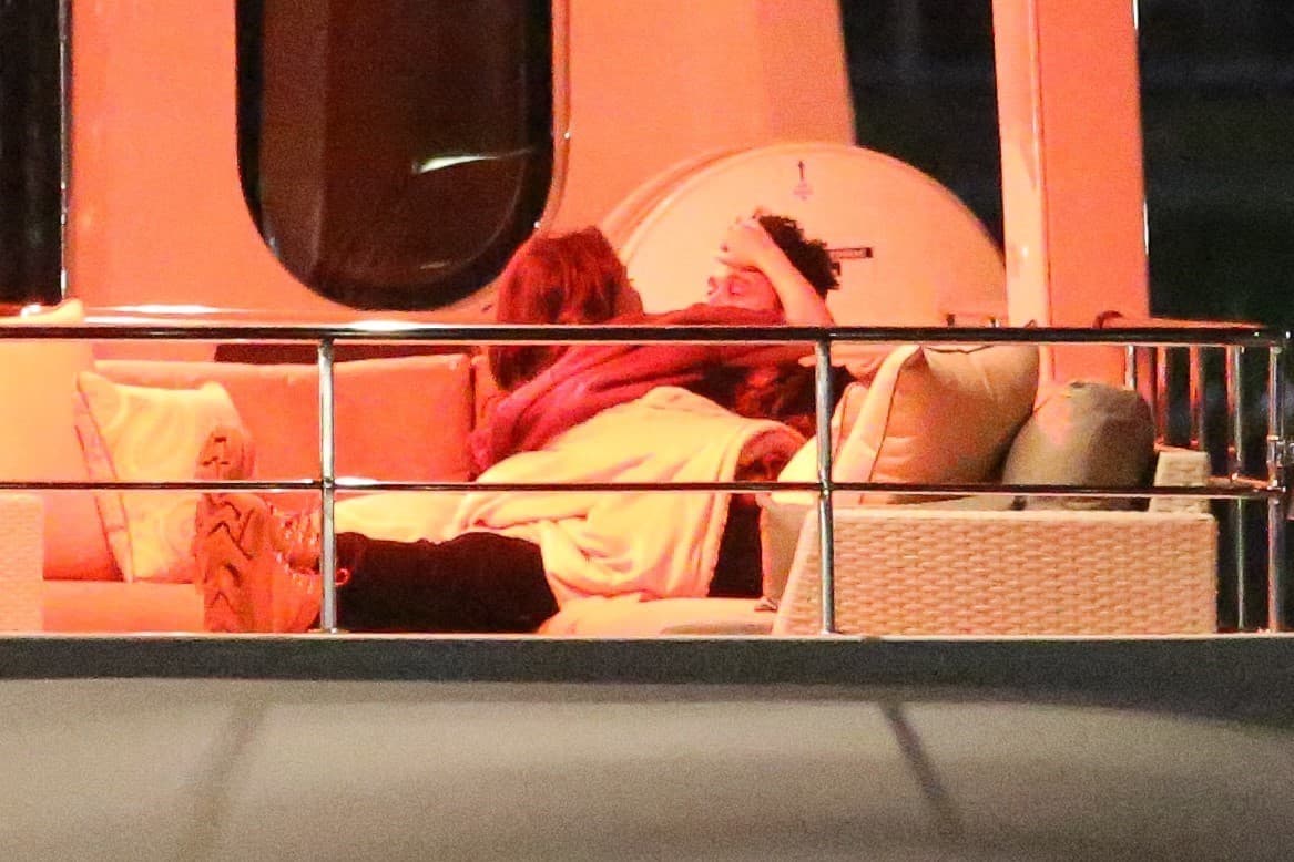 Selena Gomez pasó sus manos por el cabello de The Weeknd antes de besarlo.