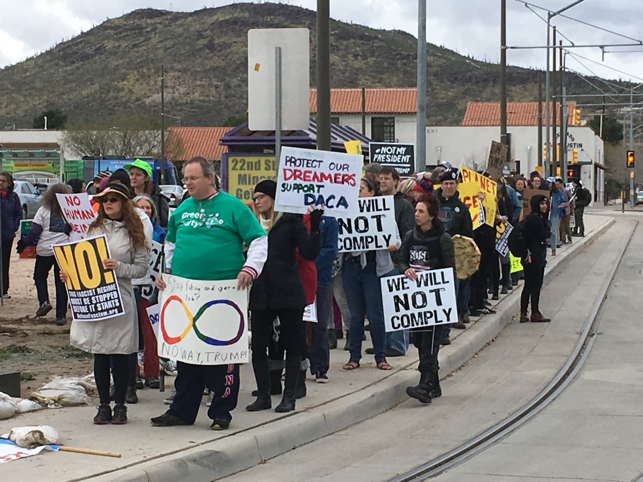 Unas 500 personas salieron a la marcha convocada en Tucson contra el presidente Donald Trump, los manifestantes caminaron hasta la alcaldía para entregar una carta al alcalde de la ciudad, Jonathan Roshchild, exigiendo que designe a Tucson como una ciudad santuario.