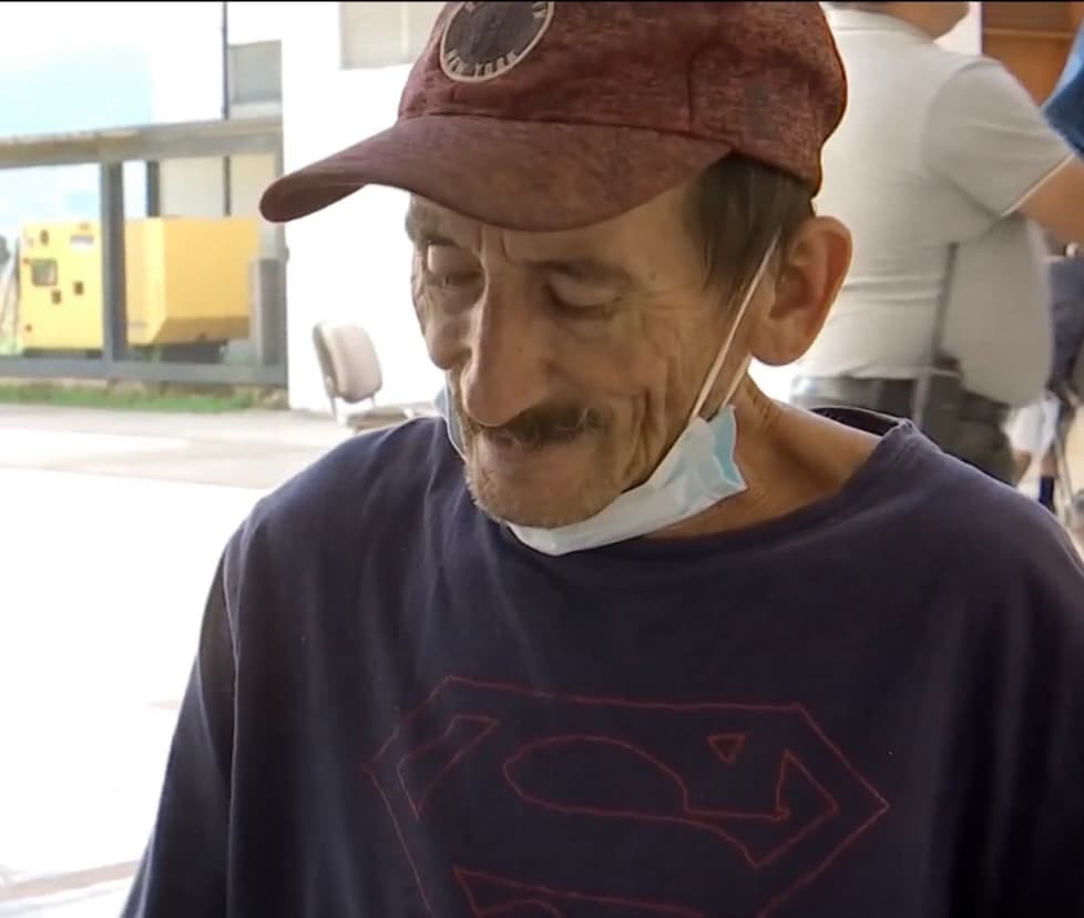 Por si fuera poco, Alfredo los obliga a ir a la escuela con la esperanza de que tengan una vida mejor que la suya, mientras su salud empeora, sobre todo después de que hace poco tuvo un preinfarto que le hizo desmayarse dos veces mientras iba en camino a la sala de urgencias. 
<br>