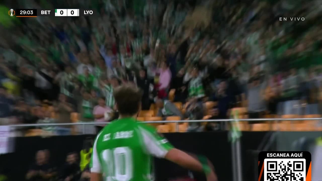 Ezzalzouli aprovecha el balón en el área y solo la empuja para abrir el marcador