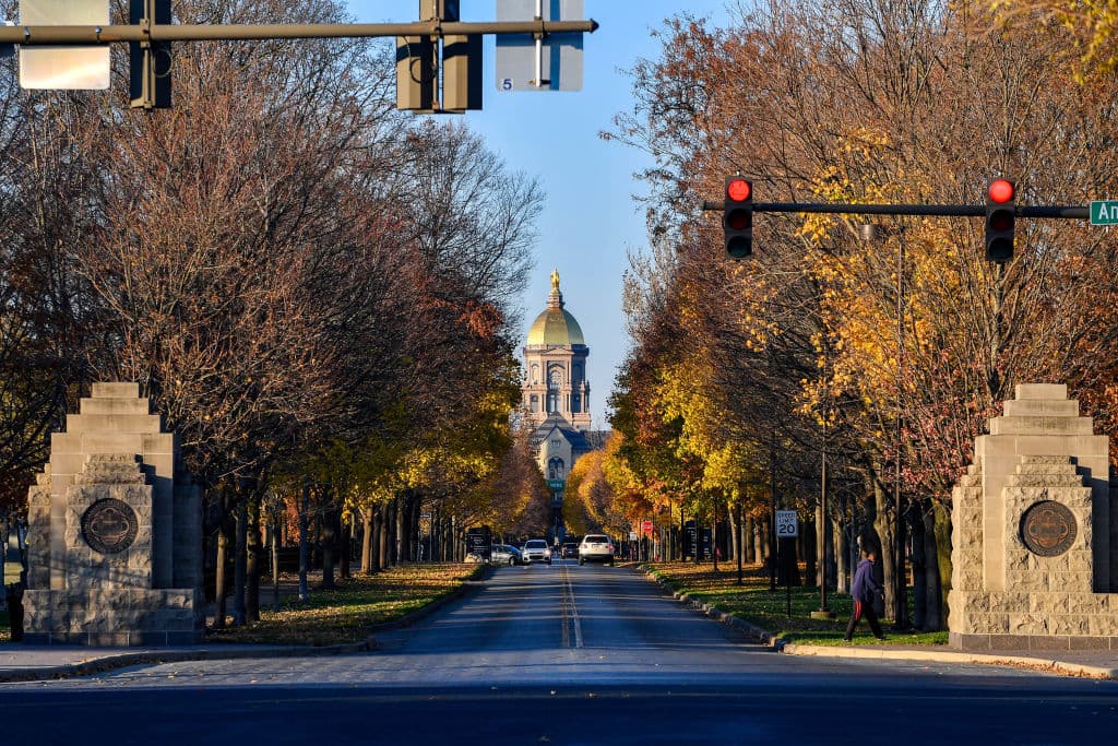 <b>Lugar 13 | South Bend, Indiana</b>
<br>
<br>Esta ciudad es hogar de la Universidad de Notre Dame (en la imagen). Cuenta con un bajo costo de vida y una gran variedad de parques y otras diversiones destinadas a mantener entretenidos a los lugareños. Logró una calificación de 8/10 en su valor de propiedad. Aquí, 
<b>el pago promedio del alquiler mensual es de $816.</b>