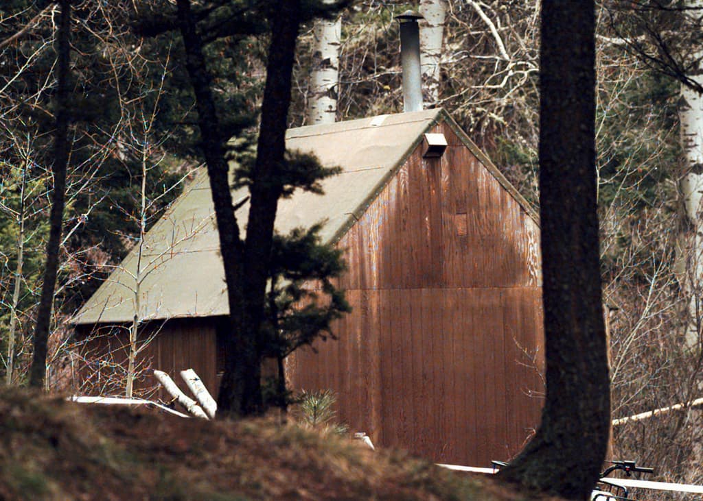 Fotografía de archivo del 6 de abril de 1996 de la cabaña de Ted Kaczynski en los bosques de Lincoln, Montana.