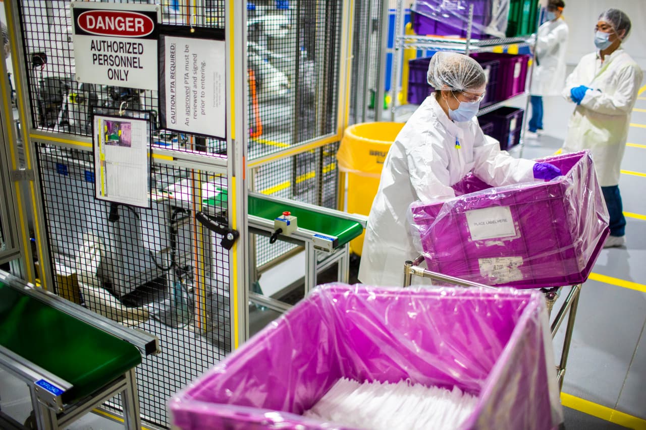 Producción de mascarillas faciales en la planta de transmisiones de Ford en Sterling Heights, Michigan.