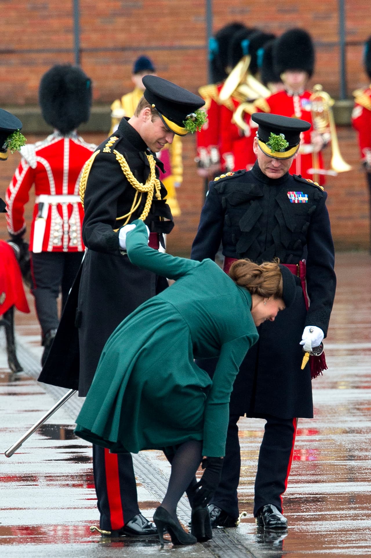 Sin embargo, incluso para Kate algunas veces las cosas salen de control. Como cuando el tacón de su zapato se quedó atorado en una rejilla del suelo en 2013 durante el desfile de St Patrick's Day.