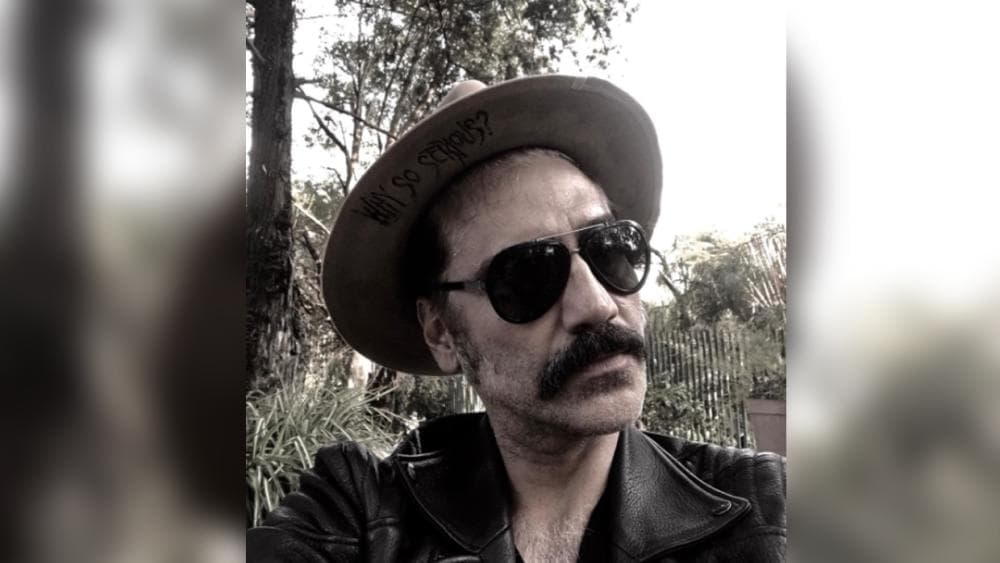A través de su cuenta oficial en Instagram, donde aparece como @alexoficial, ha dejado en claro su evidente gusto por las gafas oscuras y los sombreros estilo 'boho'.
