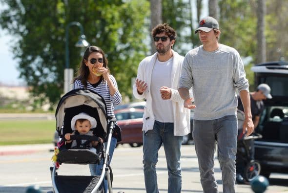 Ashton Kutcher y Mila Kunis son unos papitos muy orgullosos.