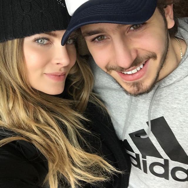 Hasta ahora, el único guapo hombre con el que sale es su hermano Nacho.