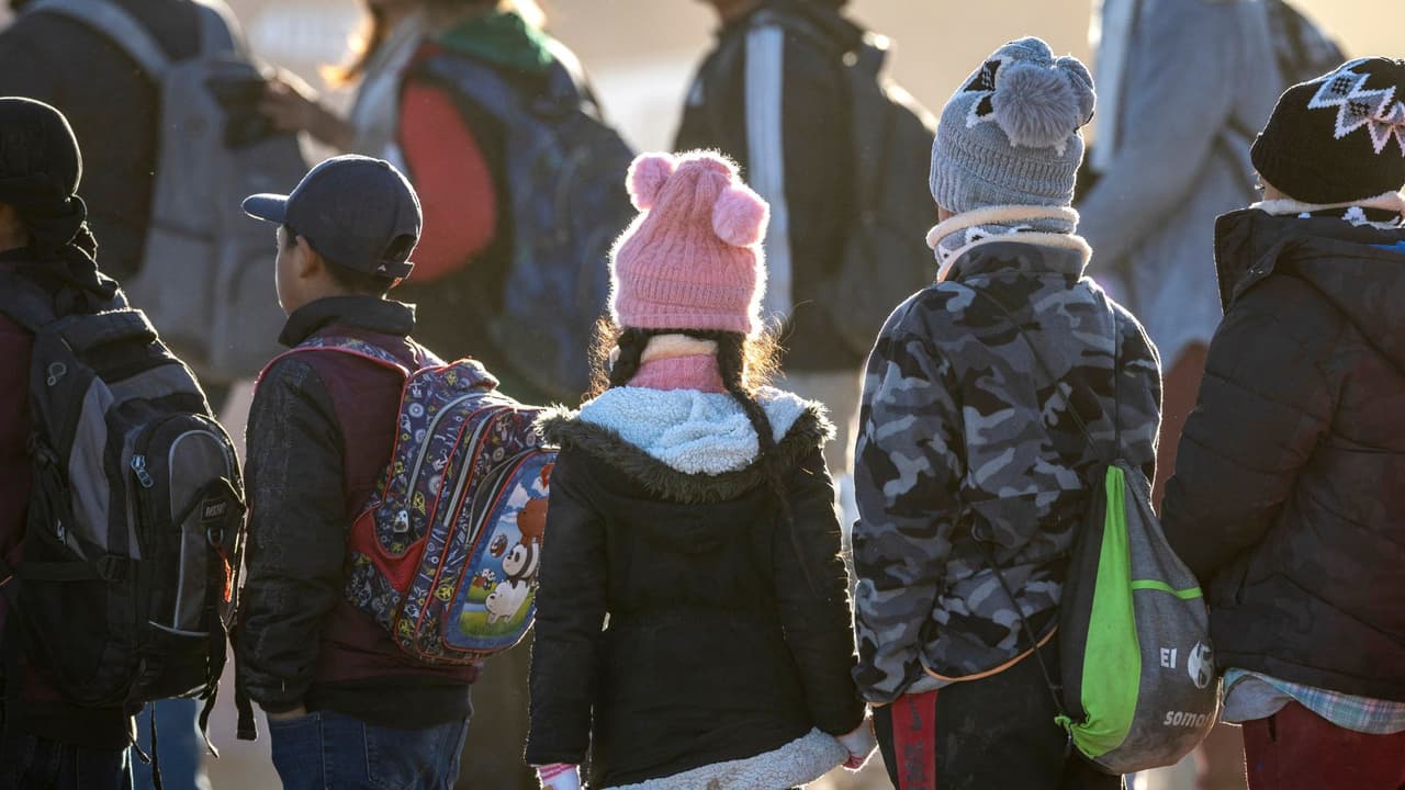 Conoce el impacto de la prohibición de viaje ampliada a 39 países en visitas familiares y renovaciones