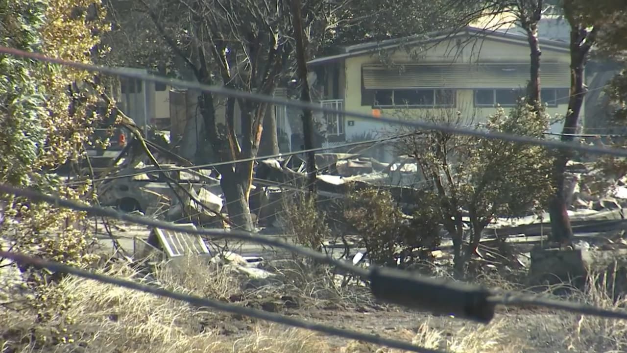 Las llamas 
<a href="https://www.univision.com/local/sacramento-kuvs/incendio-casas-moviles-isleton-1">quemaron gran parte de Rancho Marina Mobile Home Park</a>, destruyendo 25 casas móviles, 16 vehículos recreativos y un edificio. Decenas de acres de vegetación fueron quemados, de acuerdo con el condado Sacramento.