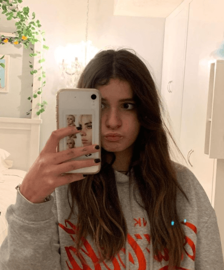 A su corta edad, también ha demostrado que heredó la belleza de su mamá y lo presume con ‘selfies’ en redes sociales.