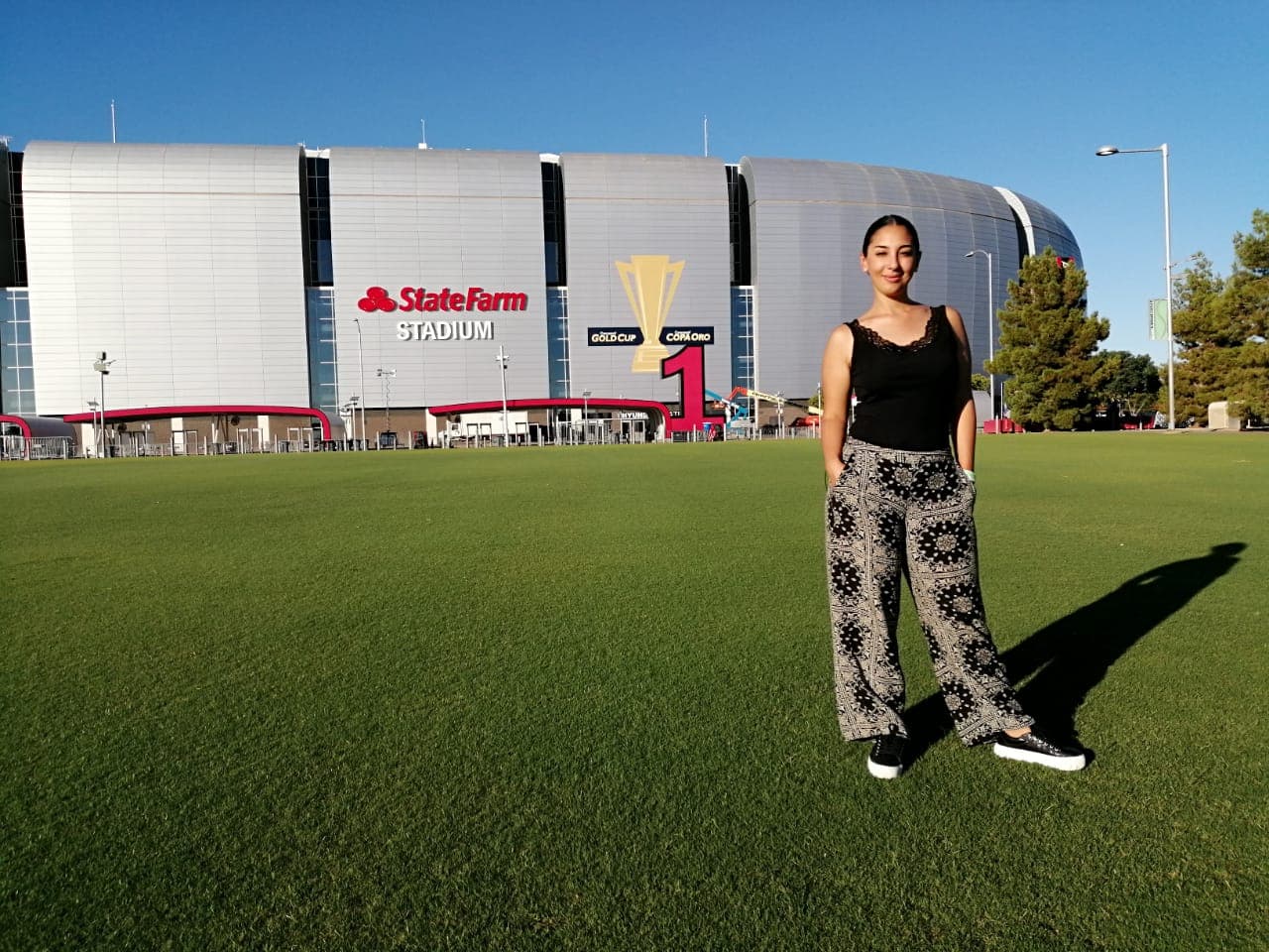 El 
<b>State Farm Stadium</b> de 
<b>Phoenix</b> fue la sede de la semifinal entre 
<b>México</b> y 
<b>Haití </b>y la locutora así posó frente a este gigantesco estadio.