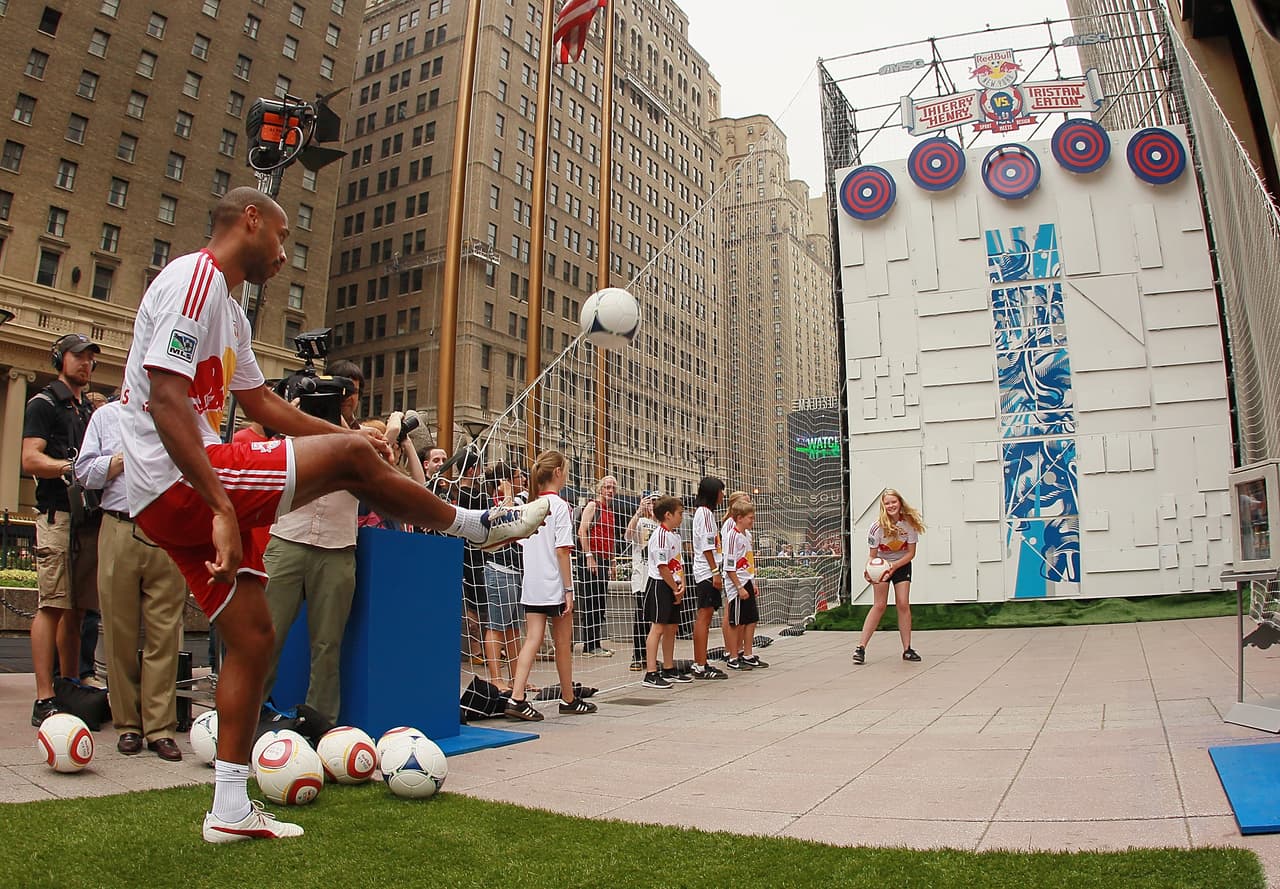 La respuesta es C: Aunque la palabra se puede utilizar en muchos deportes -incluyendo el polo y el béisbol, entre otros-, se le llama así porque solo hay dos contendientes. Nada más.