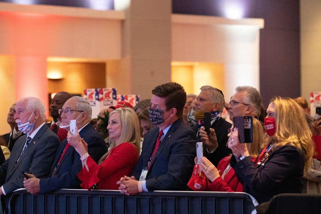 Los delegados republicanos miran al presidente Donald Trump en el primer día de la Convención Nacional Republicana el 24 de agosto de 2020, en Charlotte, Carolina del Norte.