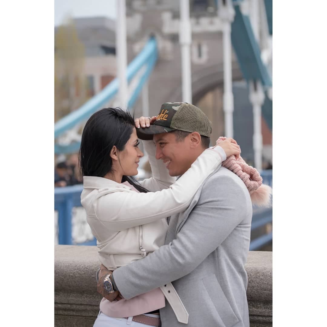 Previo al enlace matrimonial entre Edwin Luna y Kimberly Flores hubo diversos 
<b><a href="https://www.univision.com/radio/radio-nacional/lo-que-dejo-la-boda-de-edwin-luna-y-kimberly-flores-amor-escandalos-y-polemica-fotos">momentos polémicos</a></b>.