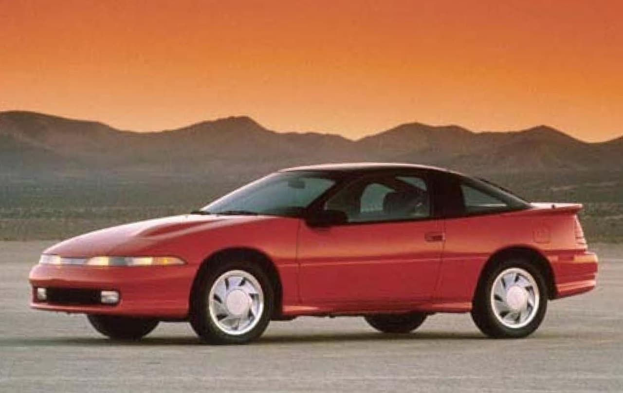 La primera generación del Mitsubishi Eclipse fue un proyecto conjunto con Chrysler del cual salieron dos modelos más: el
<b>Plymouth Laser</b> y el
<b>Eagle Talón</b>.