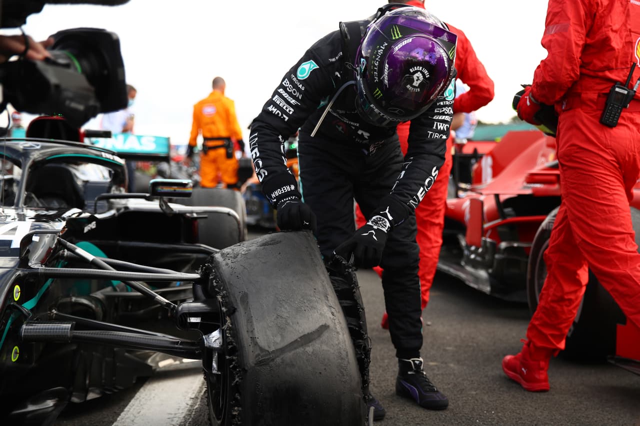 Lewis Hamilton consiguió el primer sitio en el Circuito de Silverstone. Verstappen y Leclerc completaron el podio. Ricciardo y Norris llegaron en cuarto y quito, respectivamente. Stroll, compañero de Checo Pérez, terminó en el noveno puesto. El próximo fin de semana se correrá la carrera del septuagésimo aniversario.