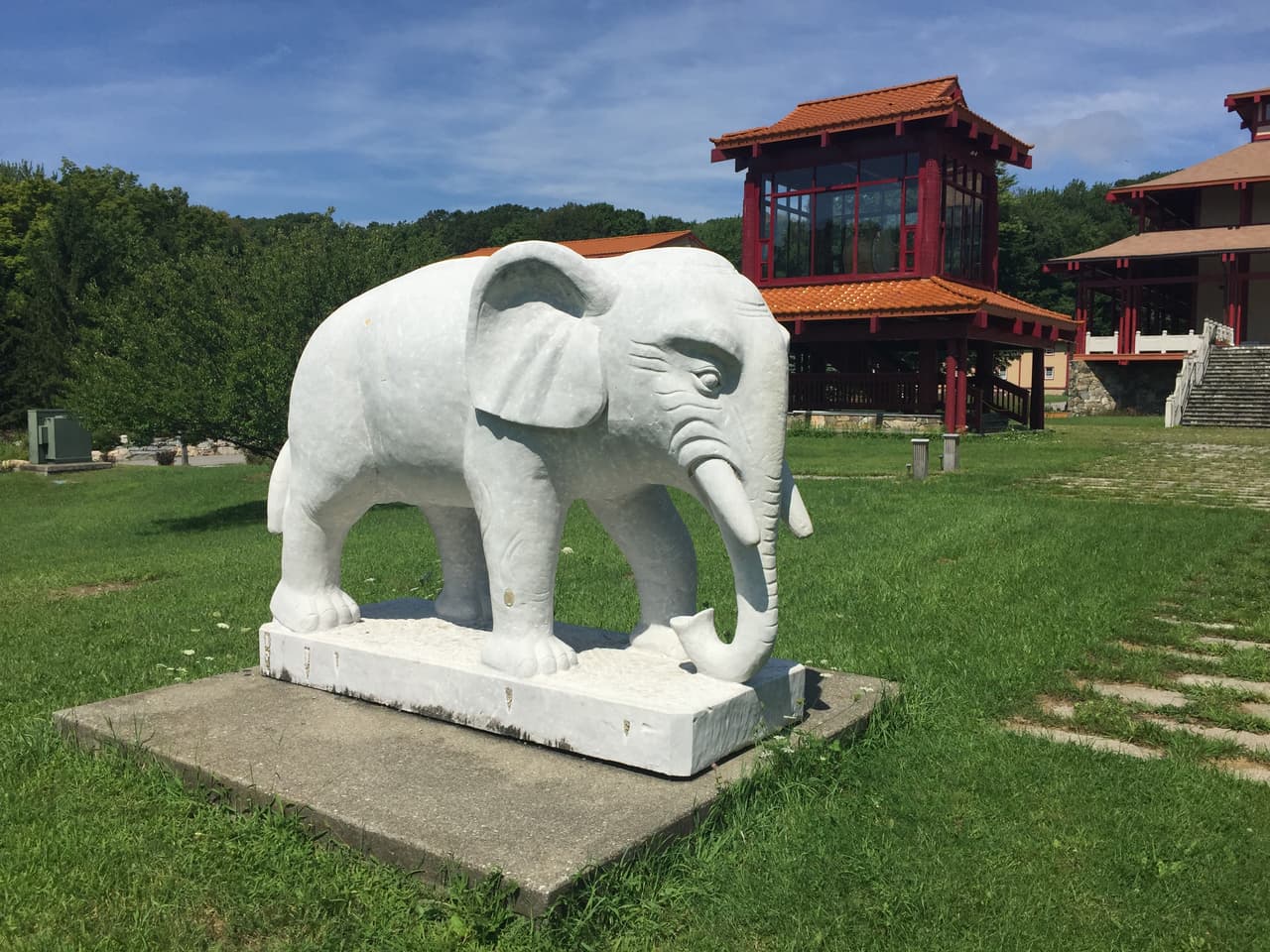 Esculturas de elefantes, leones y dragones rodean el templo