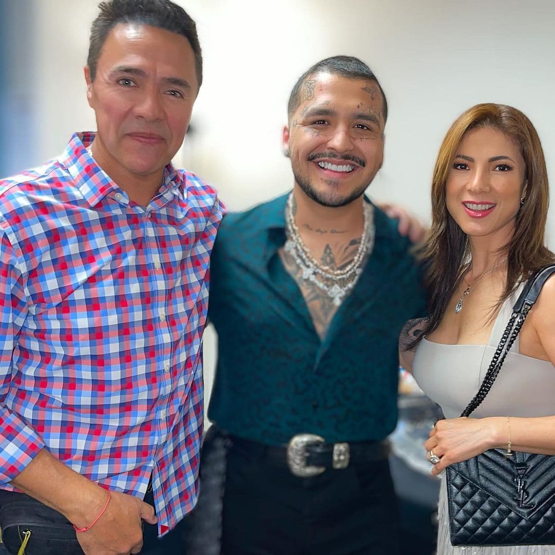 De acuerdo a JG Music, el sello discográfico al que pertenece el cantante de 'Botella tras botella', el matrimonio y su hija fueron unos de los "grandes invitados" al show.