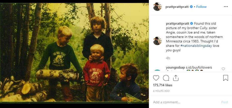 "Encontré esta vieja foto de mi hermano Cully, mi hermana Angie, su primo Joe y yo, tomada en algún lugar de los bosques del norte de Minnesota alrededor de 1983. Pensé en compartirlos en el Día Nacional de los Hermanos. ¡Los quiero a todos!".