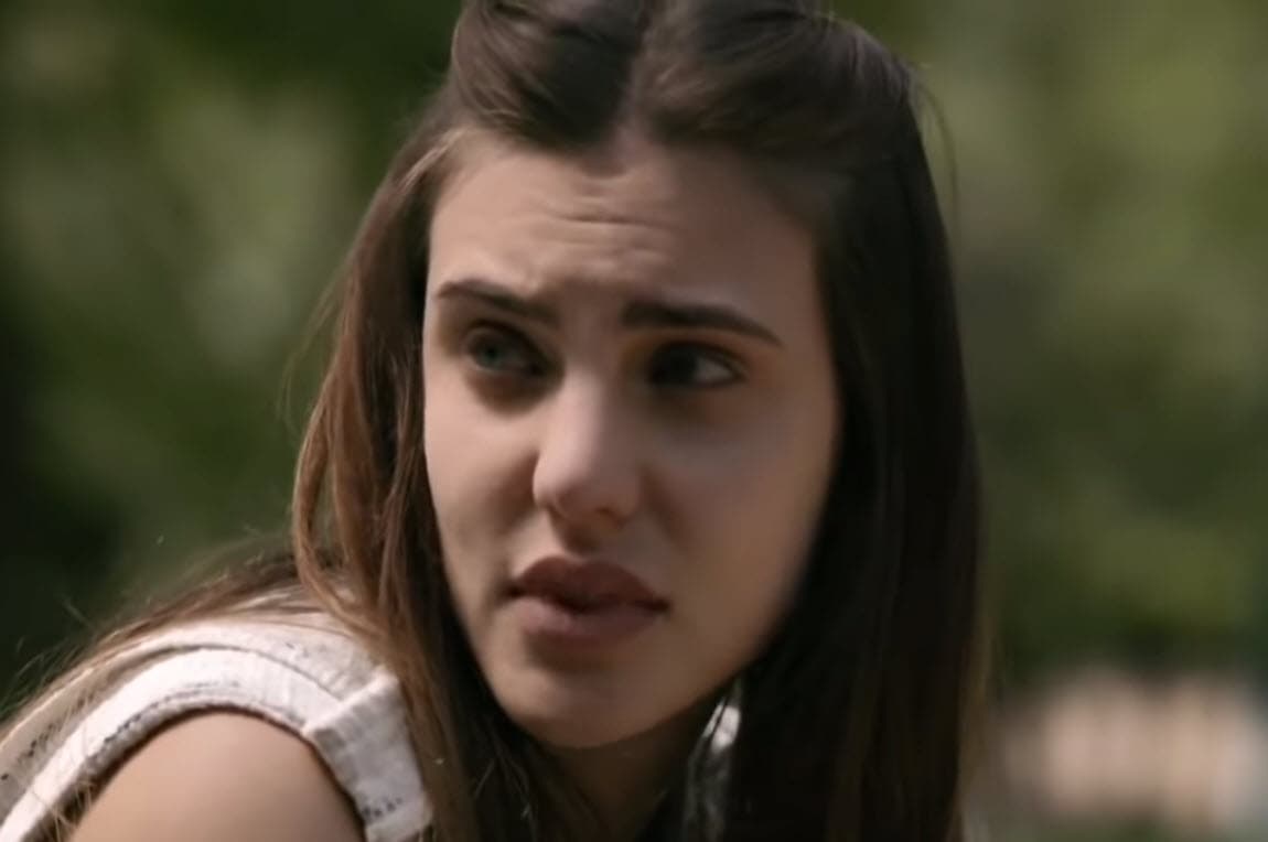 Al principio Valentina quedó extrañada cuando Juliana se sentó junto a ella.