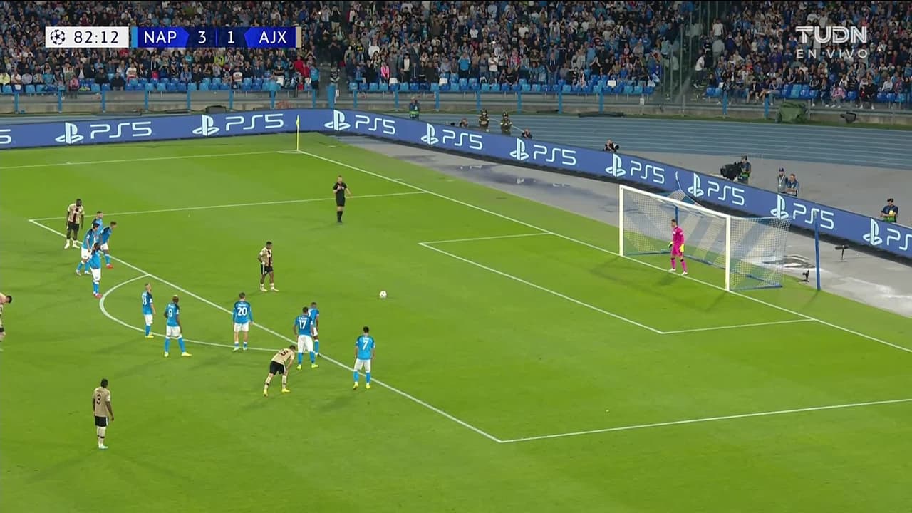 ¡GOL!  anota para Ajax. Steven Bergwijn