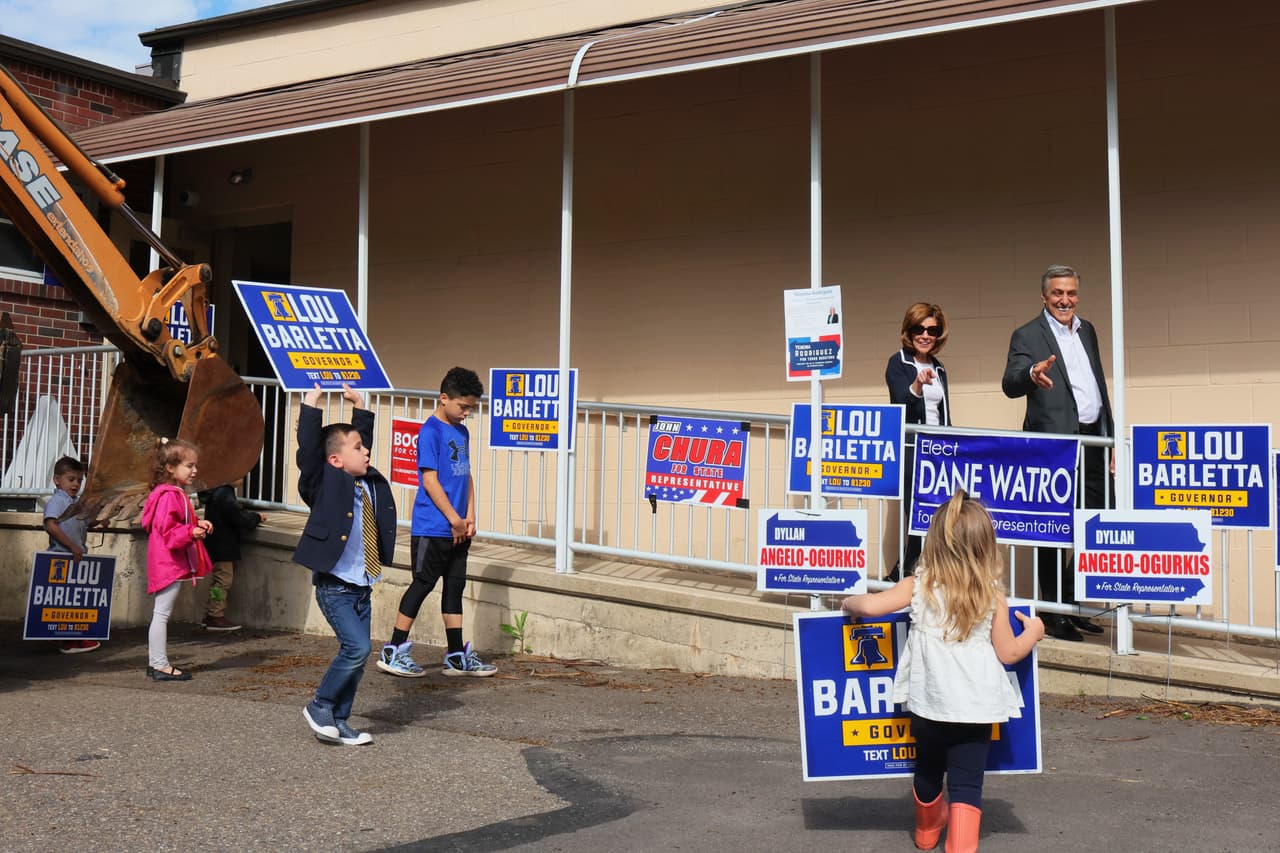 El aspirante republicano a gobernador de Pensilvania, Lou Barletta, saluda a sus nietos después de emitir su voto en las elecciones primarias en la estación de bomberos de Hazleton Southside en Hazleton, Pensilvania.