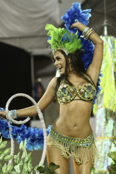 Esta chica es pura candela. Mira aquí más videos de Chismes.