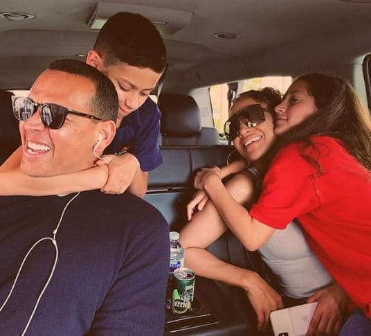 A través de su perfil de Instagram, ambas celebridades compartieron con sus seguidores algunas imágenes con las que dieron inicio a este fin de semana. "Los amo, familia", escribió JLo al pie de esta imagen.