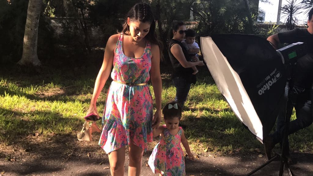 Ana Patricia eligió la playa y vestidos iguales para la sesión de fotos.