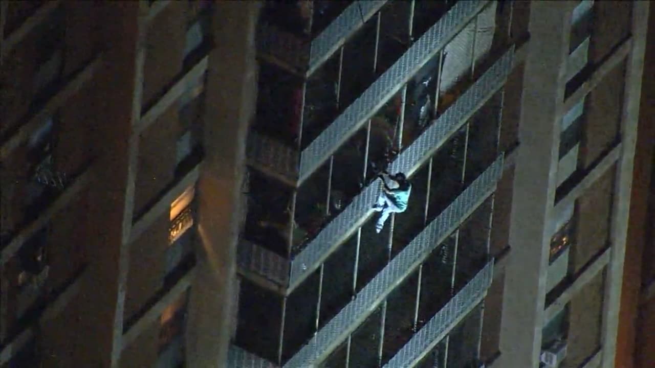 El nuevo Spider-Man de Filadelfia: un hombre escapa de un incendio escalando un edificio