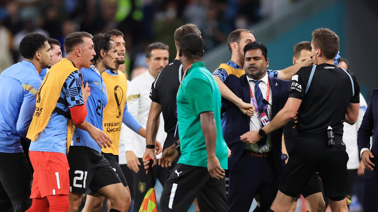 La FIFA anuncia castigos a la selección de Uruguay por sus protestas en Qatar 2022